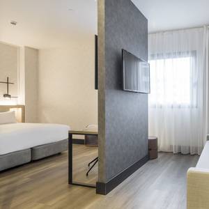Premium-doppelzimmer mit wohnzimmer Hotel ILUNION San Mamés Bilbao